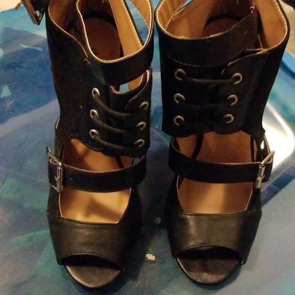 Buckle heeled shoes - Picture 2 of 4
